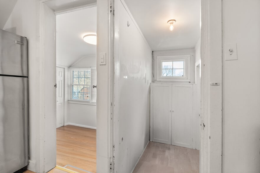 Building Photo - 1121 Leonard Pl