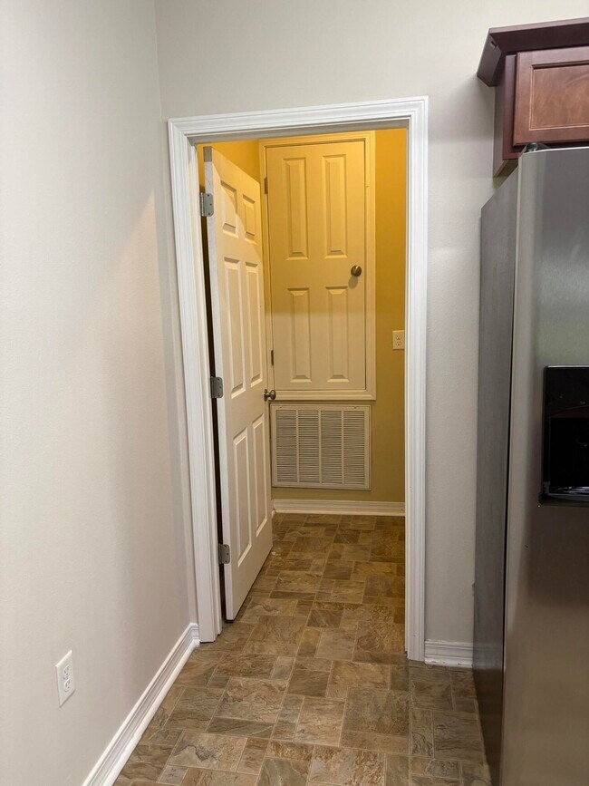 Building Photo - 214 Ladue Ave