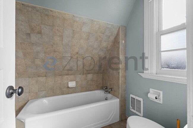 Building Photo - 827 Georgia St