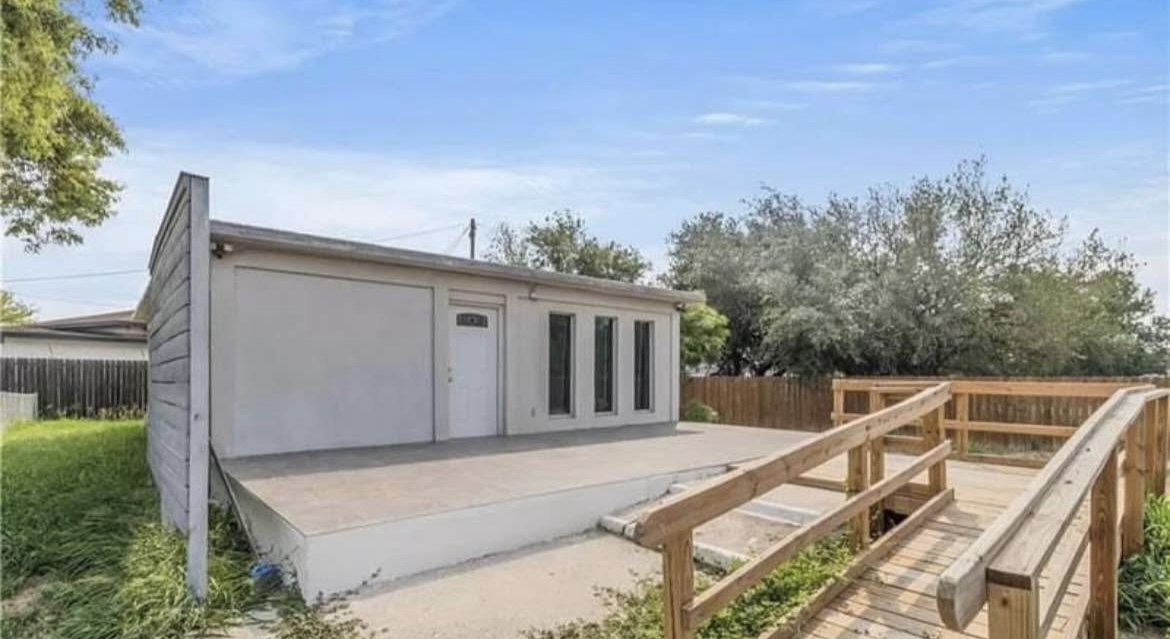 Building Photo - 730 N Dahlia St