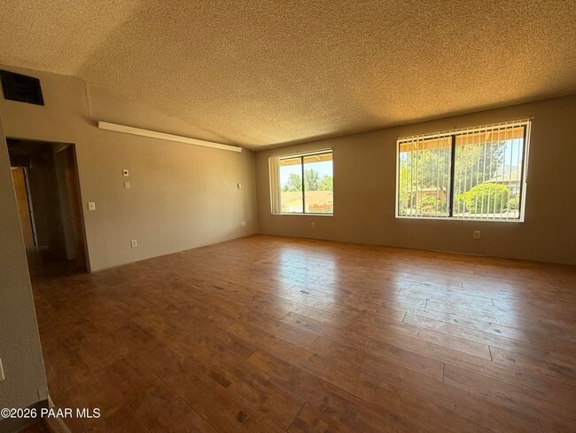 Building Photo - 927 N Old Chisholm Trail