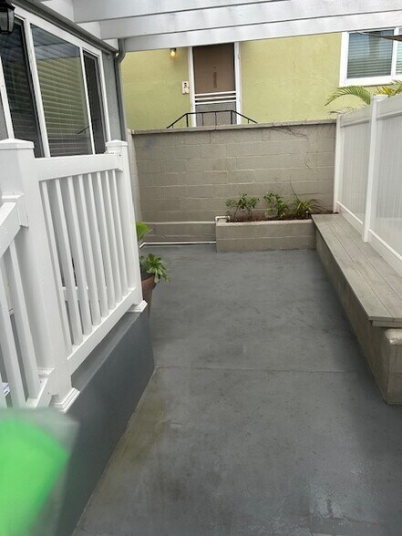 Patio with seating area- room for patio furniture set - 1534 Manhattan Beach Blvd