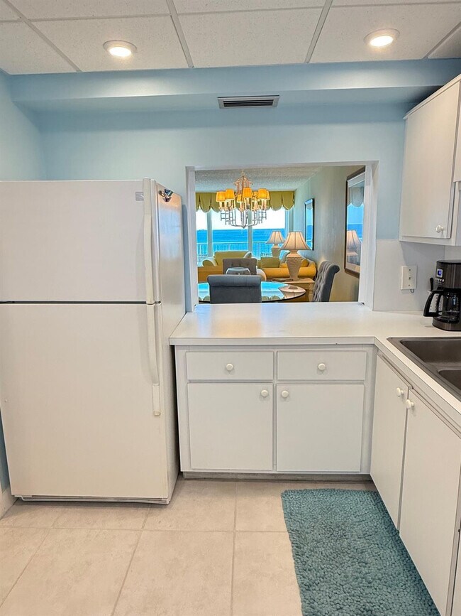 Building Photo - 4636 El Mar Dr