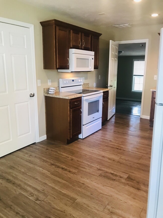 Building Photo - 1515 N Western Ave