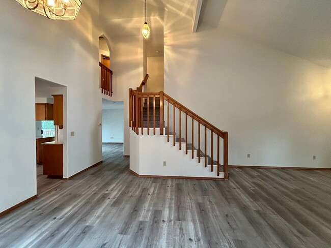 Building Photo - Ample 3 Bed, 2.5 Bath Charmer!