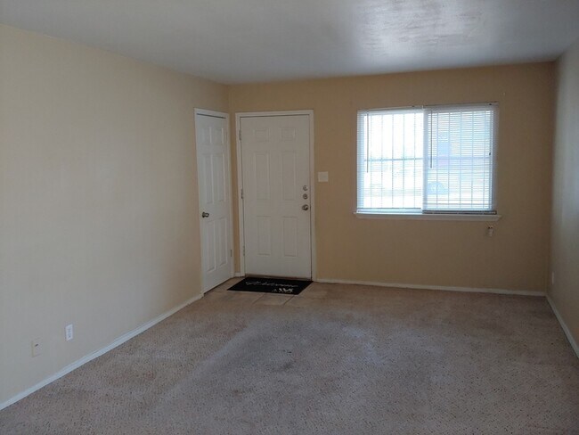 Building Photo - Nice 1/1 fourplex home