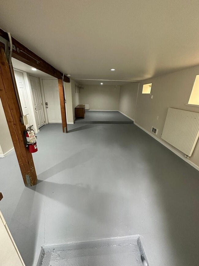 Building Photo - Spacious One Bedroom in Prime Capitol Hill...