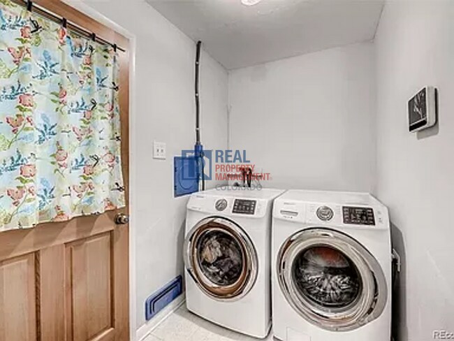 Building Photo - 2564 S Yates St