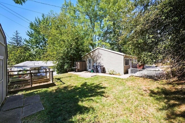 Building Photo - 455 Lakeview Dr