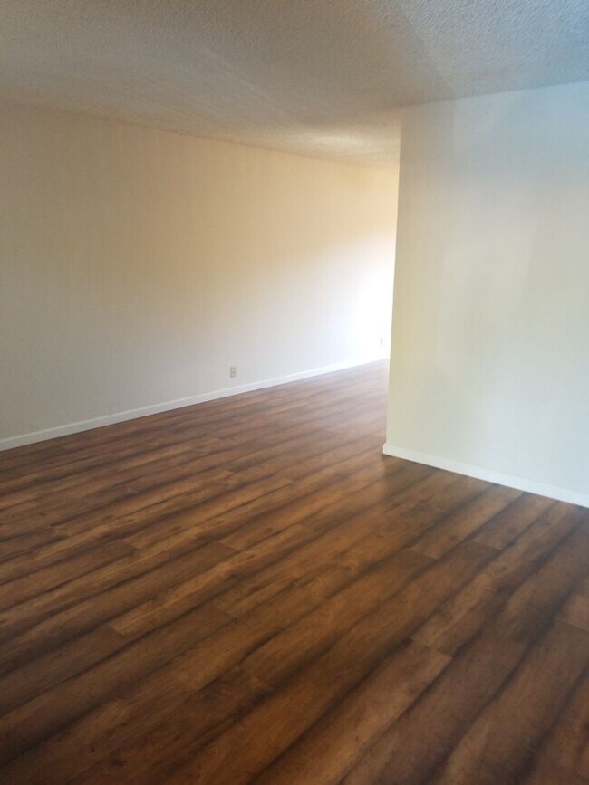 Building Photo - 3 Bedroom Condo in North Davis