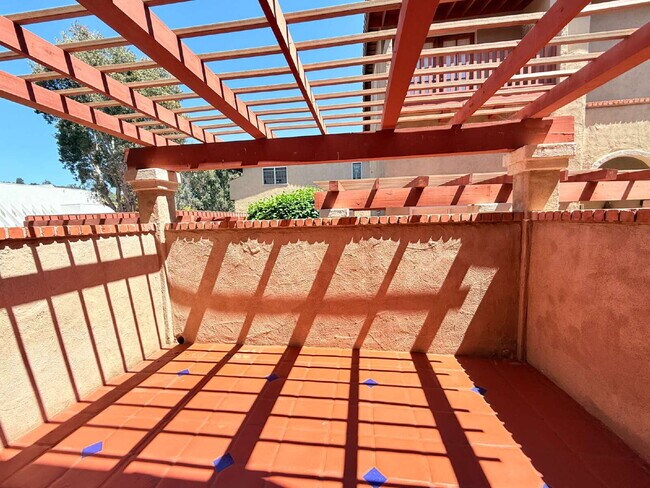 Building Photo - Spacious Carlsbad Townhouse: Spacious 2-Be...