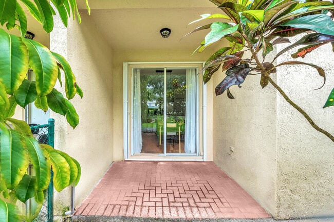 Building Photo - 6086 Seminole Gardens Cir