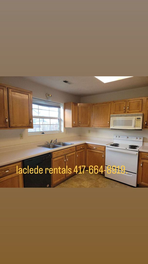 Building Photo - 3 BEDROOM 2.5 BATHROOM TOWNHOUSE FOR RENT-...