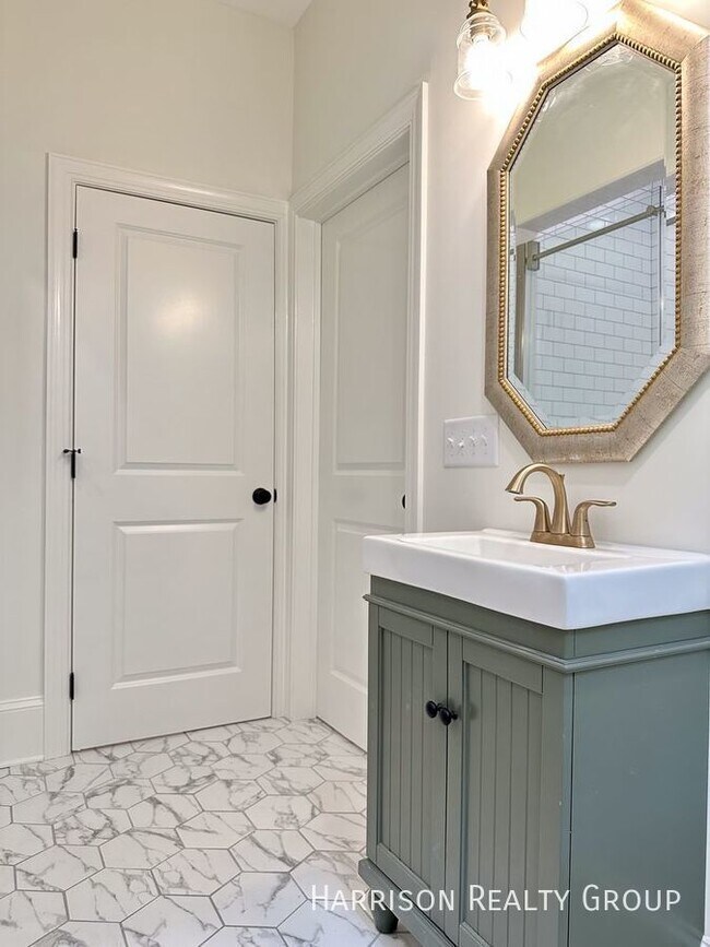Building Photo - Beautifully Renovated Home In Historic Boy...