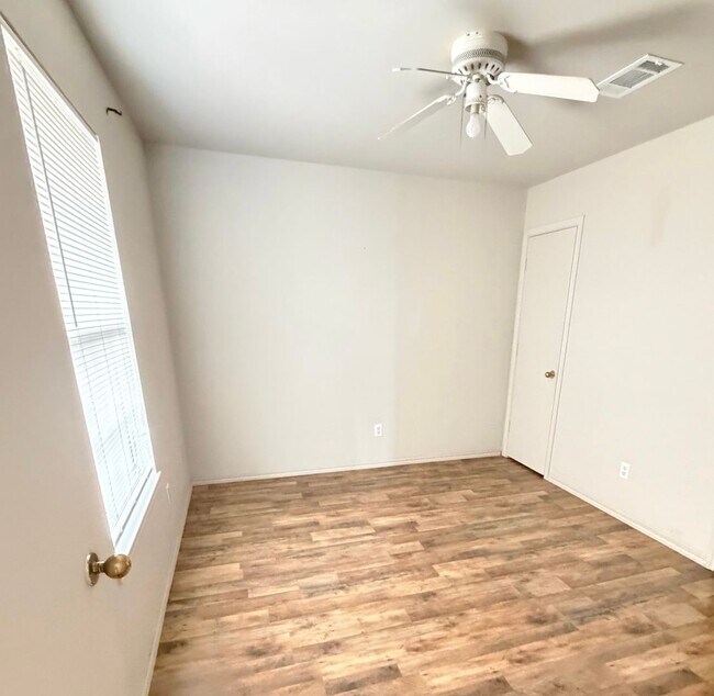 Building Photo - AVAILABLE NOW! - FULLY FURNISHED