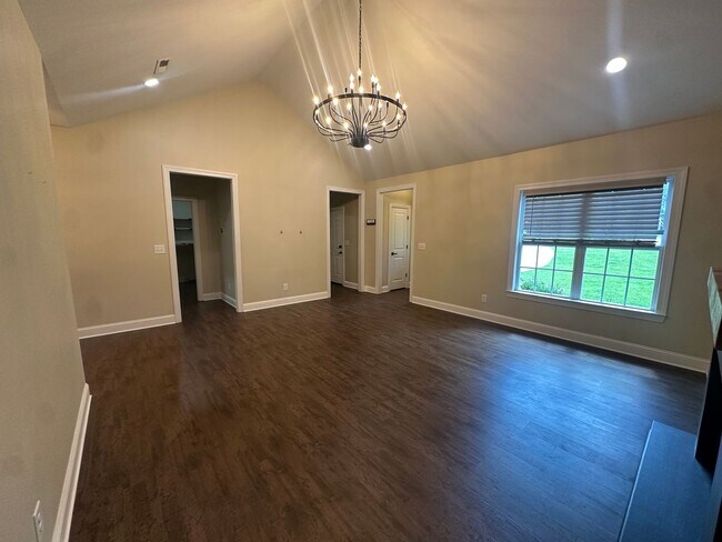 Building Photo - 32 Sarjon Cir
