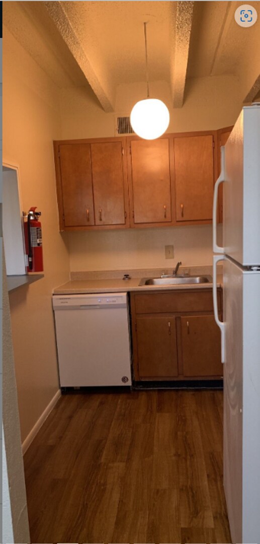 Building Photo - Beautiful 1 Bedroom Condominium!