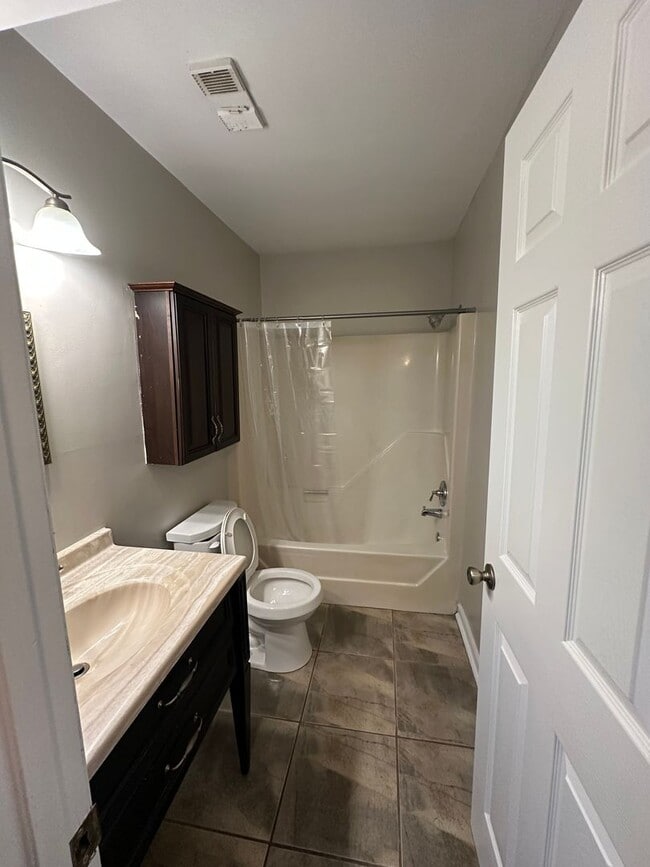 Building Photo - 2 bedroom/2 Bath Condo