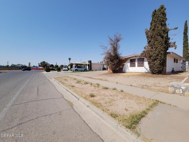 Building Photo - 2105 Villa Plata Dr