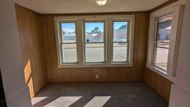 Building Photo - Charming 2-bedroom, 1-bathroom home locate...