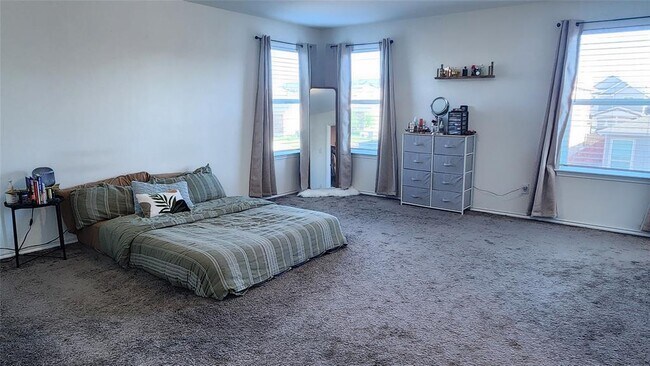 Building Photo - 402 Parrot Tulip View