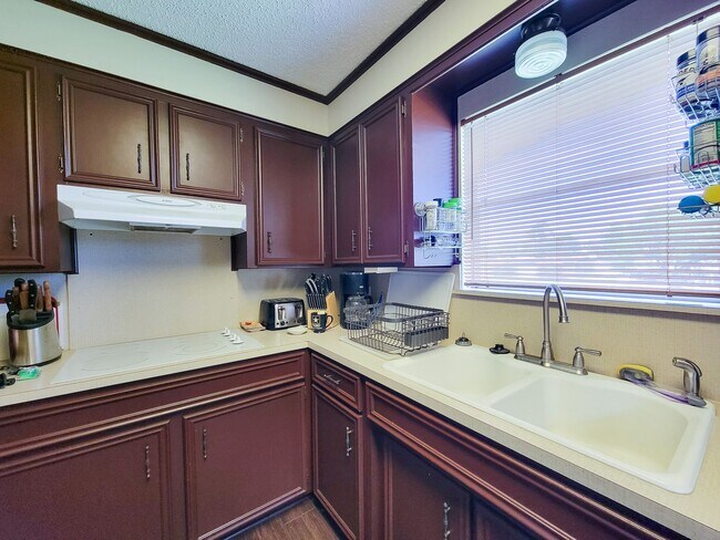 Building Photo - Extremely well maintained home. The second floor of this home being the main living area has a fa...