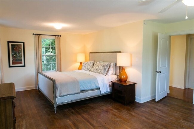 Building Photo - 1402 W 40th St