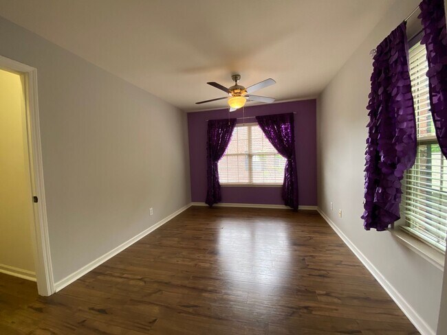 Building Photo - Townhome in a great location!