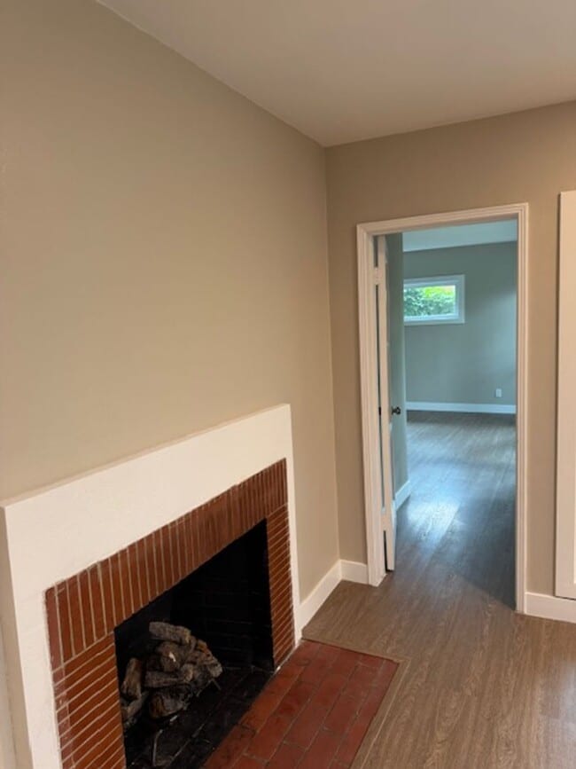 Building Photo - Newly Renovated 4 Bedroom 2 Bath home, wit...