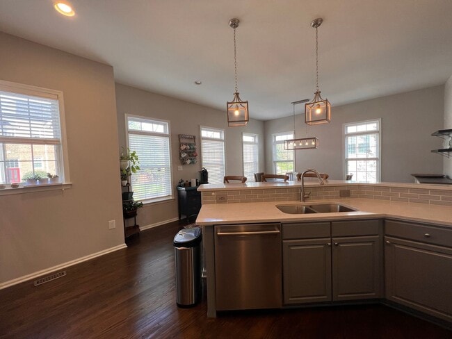 Building Photo - Heart's Desire End Unit Townhome 2700+ SqFt - Lowes Island