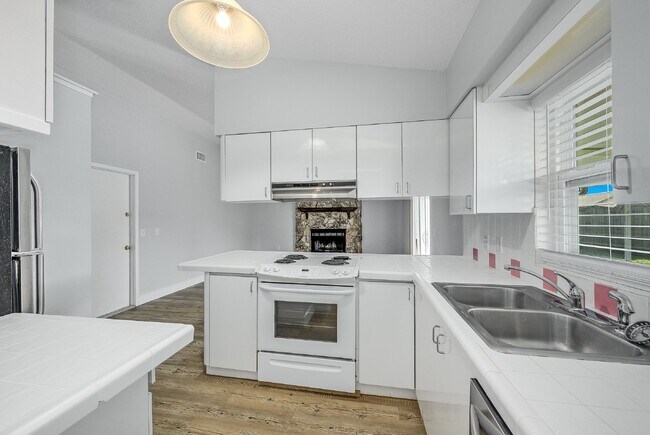 Building Photo - Centrally located 3 bedroom, 2 bathroom single family home