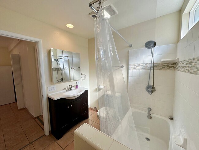 Building Photo - UPCOMING 2 BED 1 BATH COZY CASITA AVAILABLE 5/15/26!!