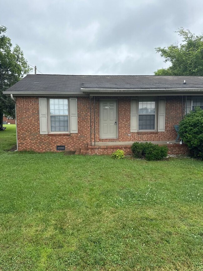 Building Photo - Charming 2-Bedroom Brick Duplex with Spacious Yard in Lebanon
