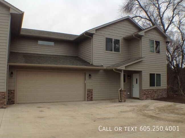 Building Photo - Sensational 2 bedroom Town Home in Harrisb...