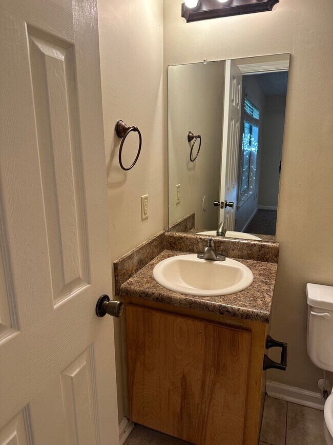 Building Photo - 3 Bedroom 2 Bath Pet Friendly Home.