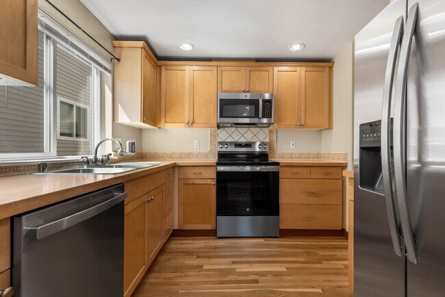 Building Photo - 3 bedroom/ 2.5 bathroom townhouse in Licton Springs