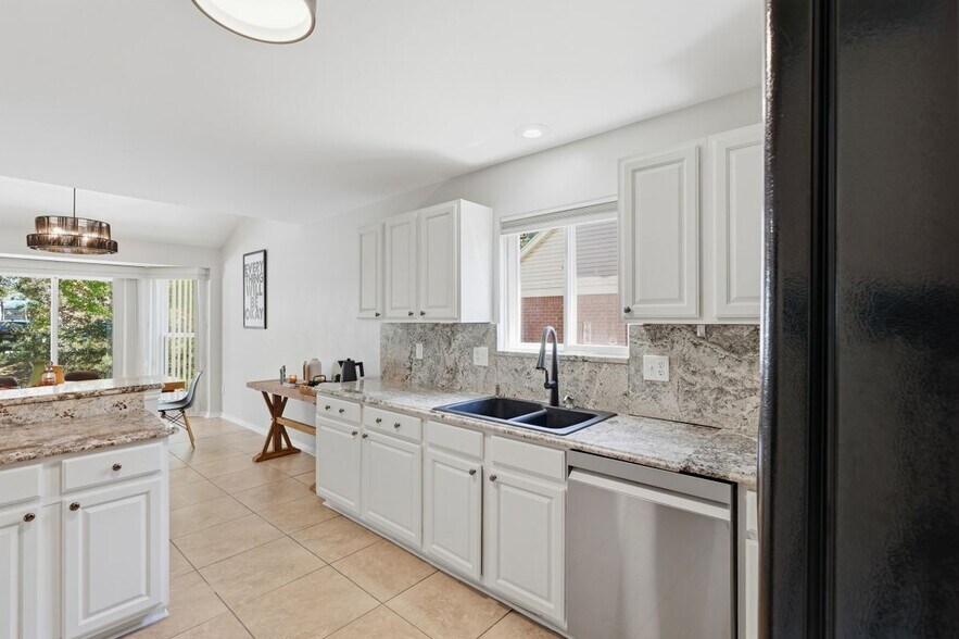 Building Photo - 4421 Honeysuckle Dr