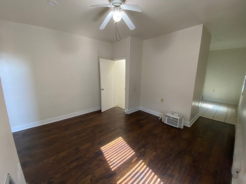 Building Photo - 527 Oldham St