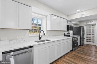 Building Photo - 46520 Rosewood Dr