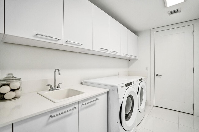 Building Photo - 100 E Las Olas Blvd