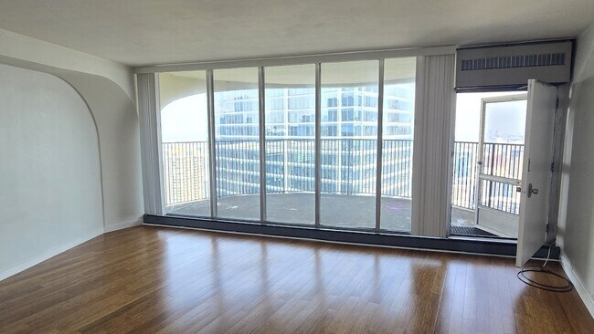 Building Photo - 300 N State St
