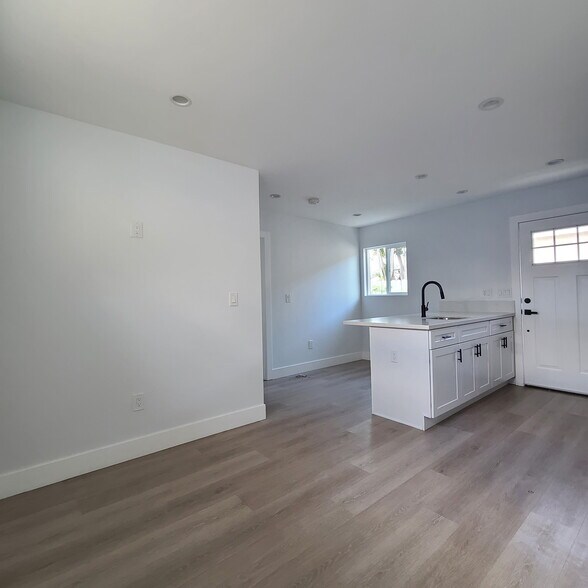 Building Photo - 8151 Hazeltine Ave