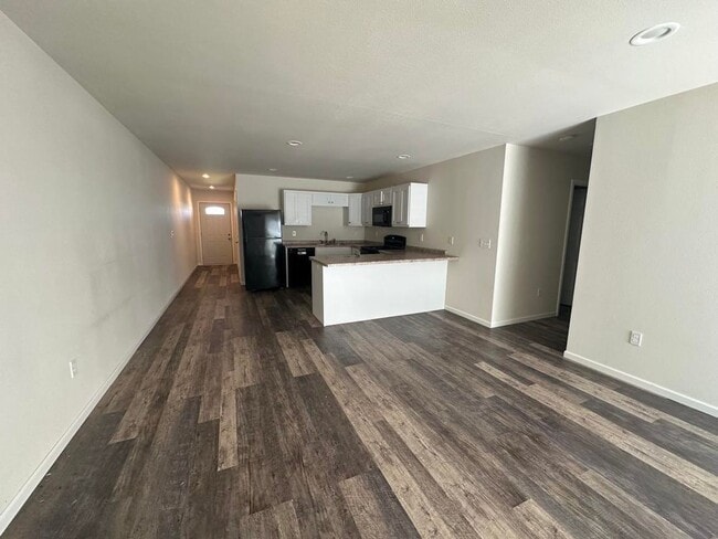 Building Photo - 3 Bedroom Duplex