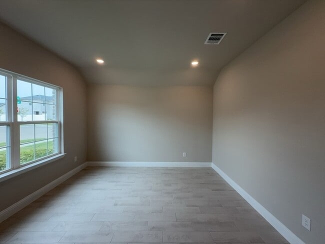 Building Photo - 612 Amenduni Ln