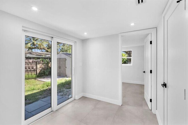 Building Photo - 4640 SW 25th Terrace