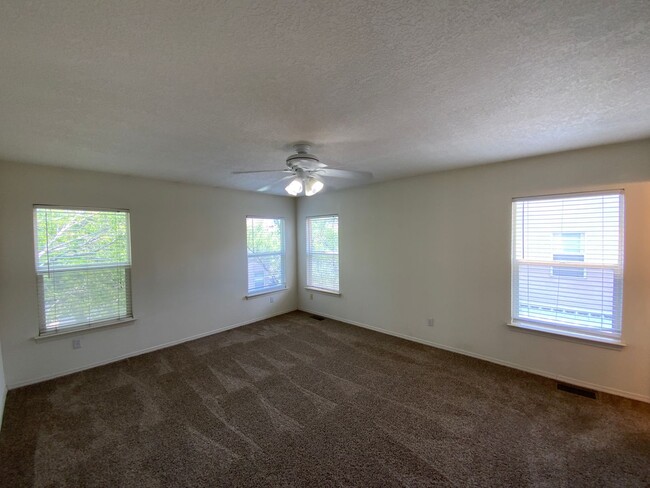 Building Photo - 3 Bedroom Home Available In Gated Communit...