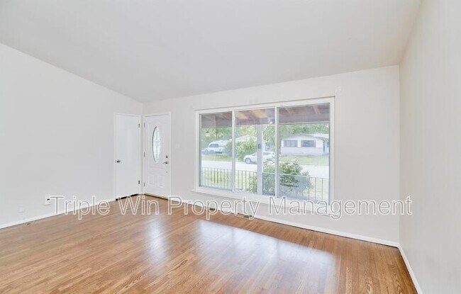 Building Photo - 803 Holiday Ave