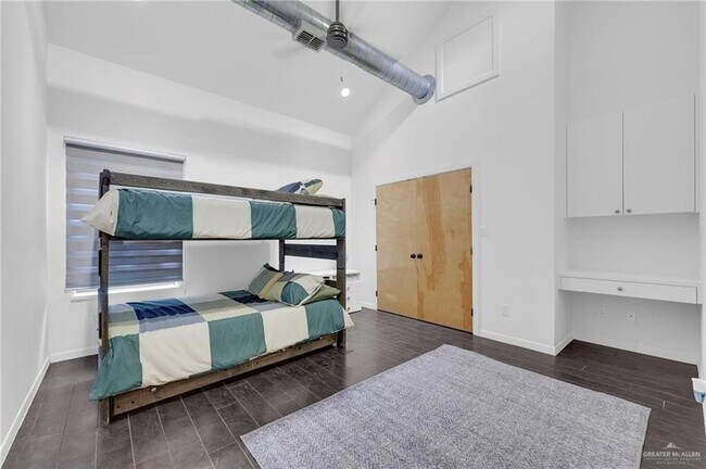 Building Photo - 2411 W Holland Ave