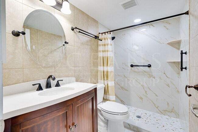 Building Photo - Charming Beachside 1-Bedroom Condo – Available Now