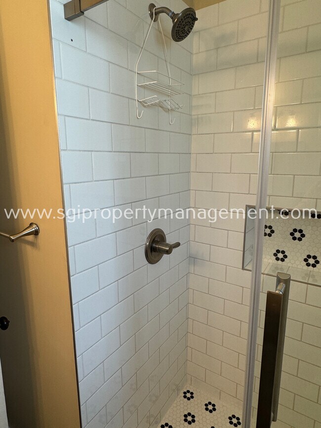 Building Photo - 2723 N Greenfield Rd